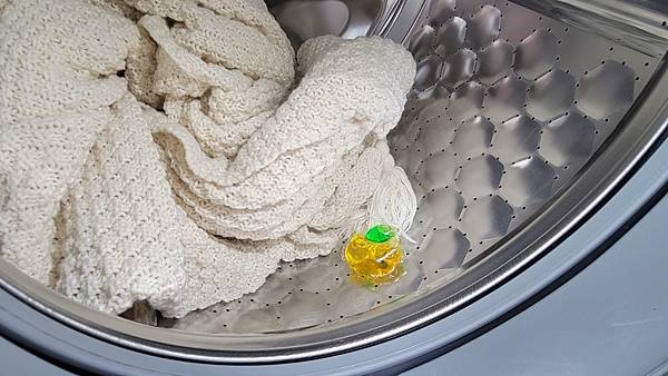 橘子工坊洗衣膠囊使用方式就是先放入洗衣膠囊在放衣服