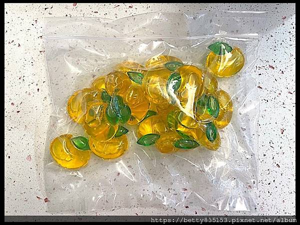 橘子工坊洗衣膠囊內包裝採用塑膠夾鏈袋，不易受潮